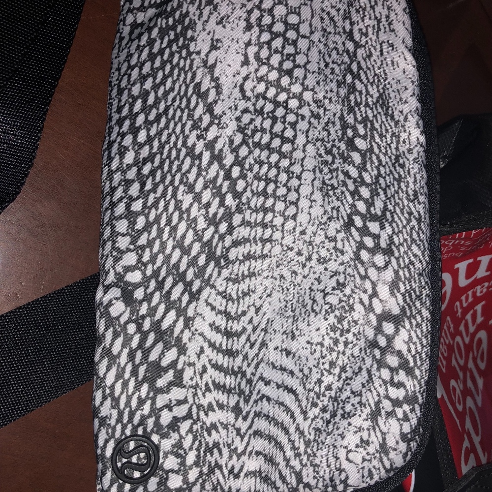SOLD. LULULEMON EVERYWHERE BELT BAG FANNY PACK - Picture 4 of 5